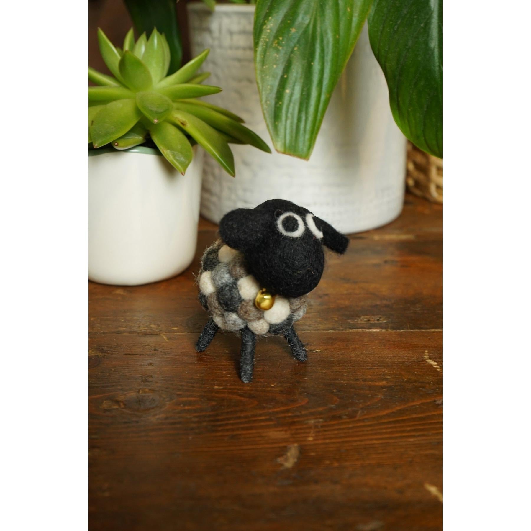 Pachamama Mini Helen, felt animal decoration; product view.