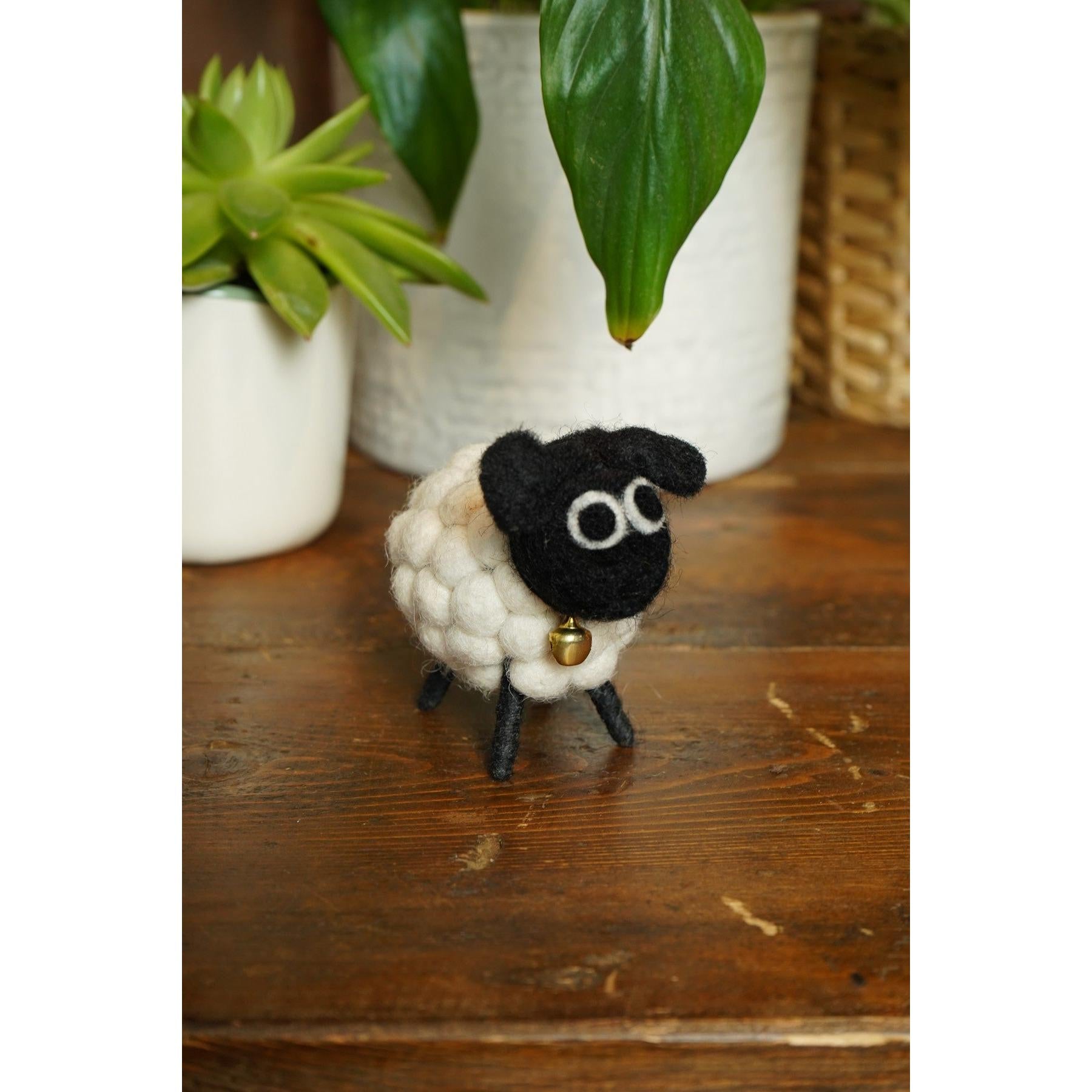 Pachamama Mini Tessa, felt animal decoration; product view.