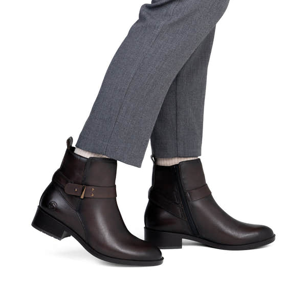 Remonte D3U72-25 women's wide brown leather side zip ankle boots, on-foot lifestyle view.