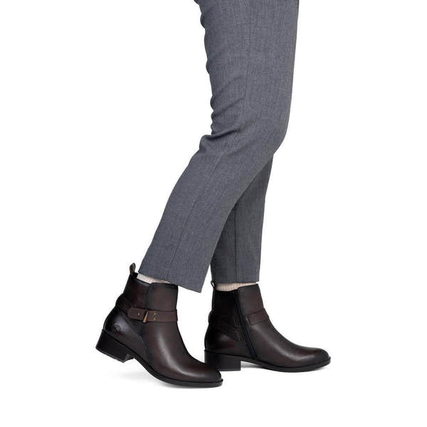 Remonte D3U72-25 women's wide brown leather side zip ankle boots, on-foot lifestyle view.