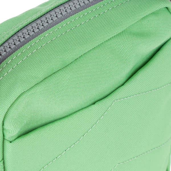 Roka Bond Recycled Canvas Peppermint, pocket detail.