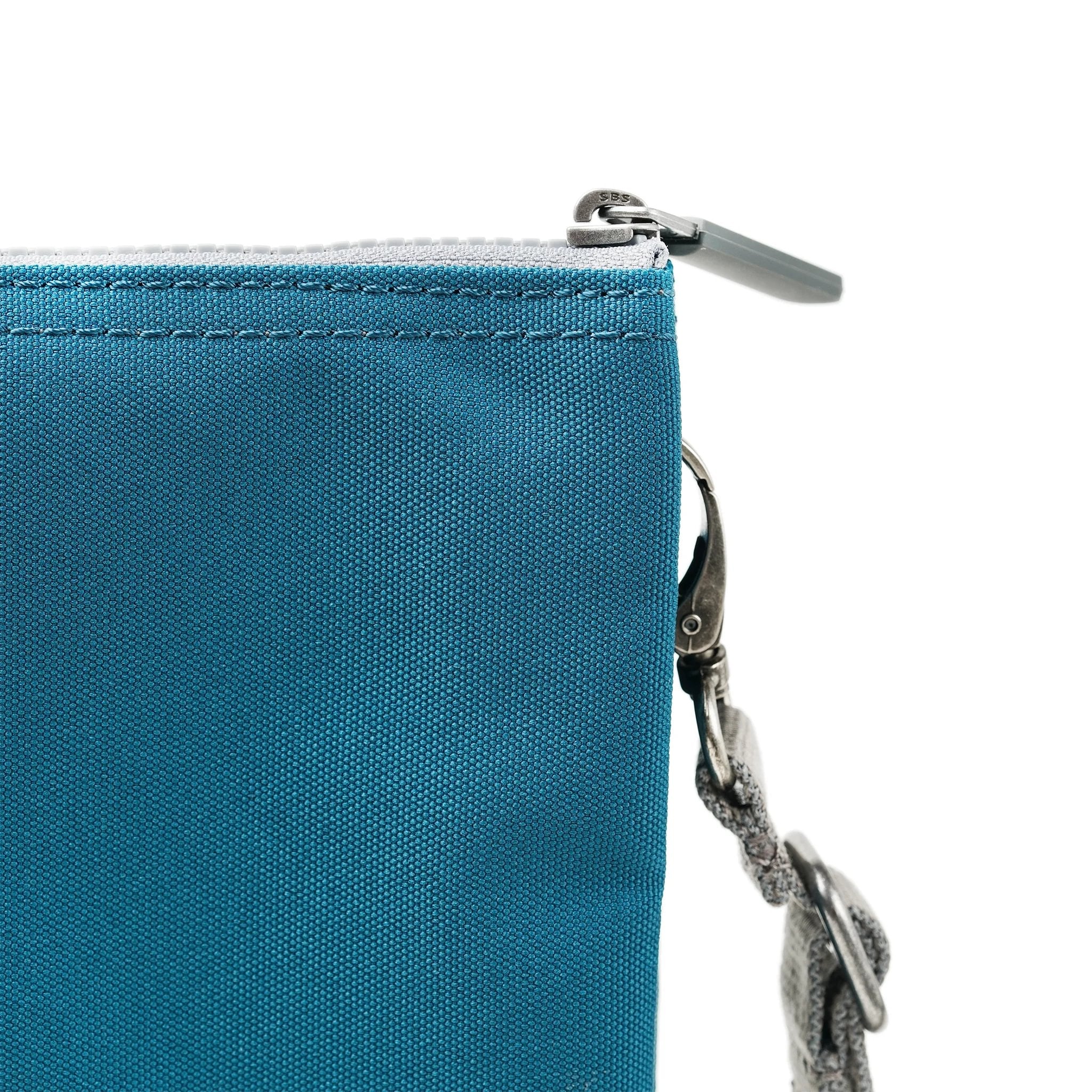 Roka Carnaby Crossbody XL Marine Recycled Canvas, zip detail.