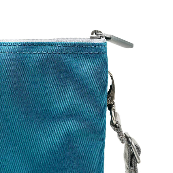 Roka Carnaby Crossbody XL Marine Recycled Canvas, zip detail.
