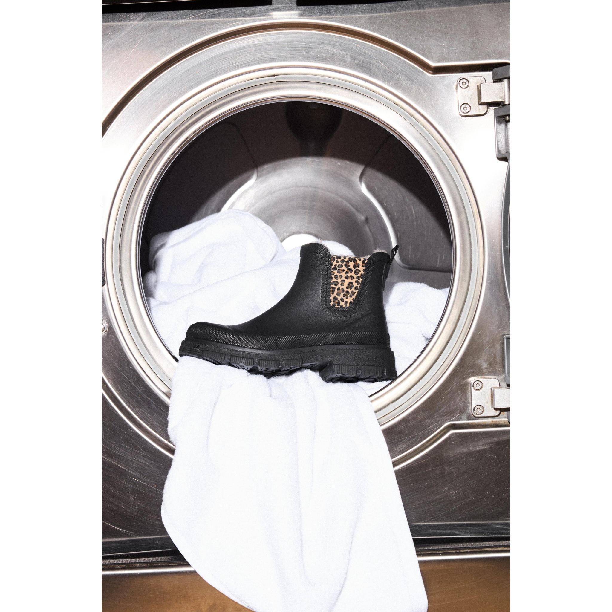 Verbenas Lua women's black waterproof Chelsea boot with leopard-print gusset displayed in a laundrette.