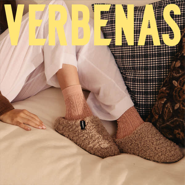 Verbenas Yoi Curly women's beige closed-back slippers styled indoors for the AW26 campaign.