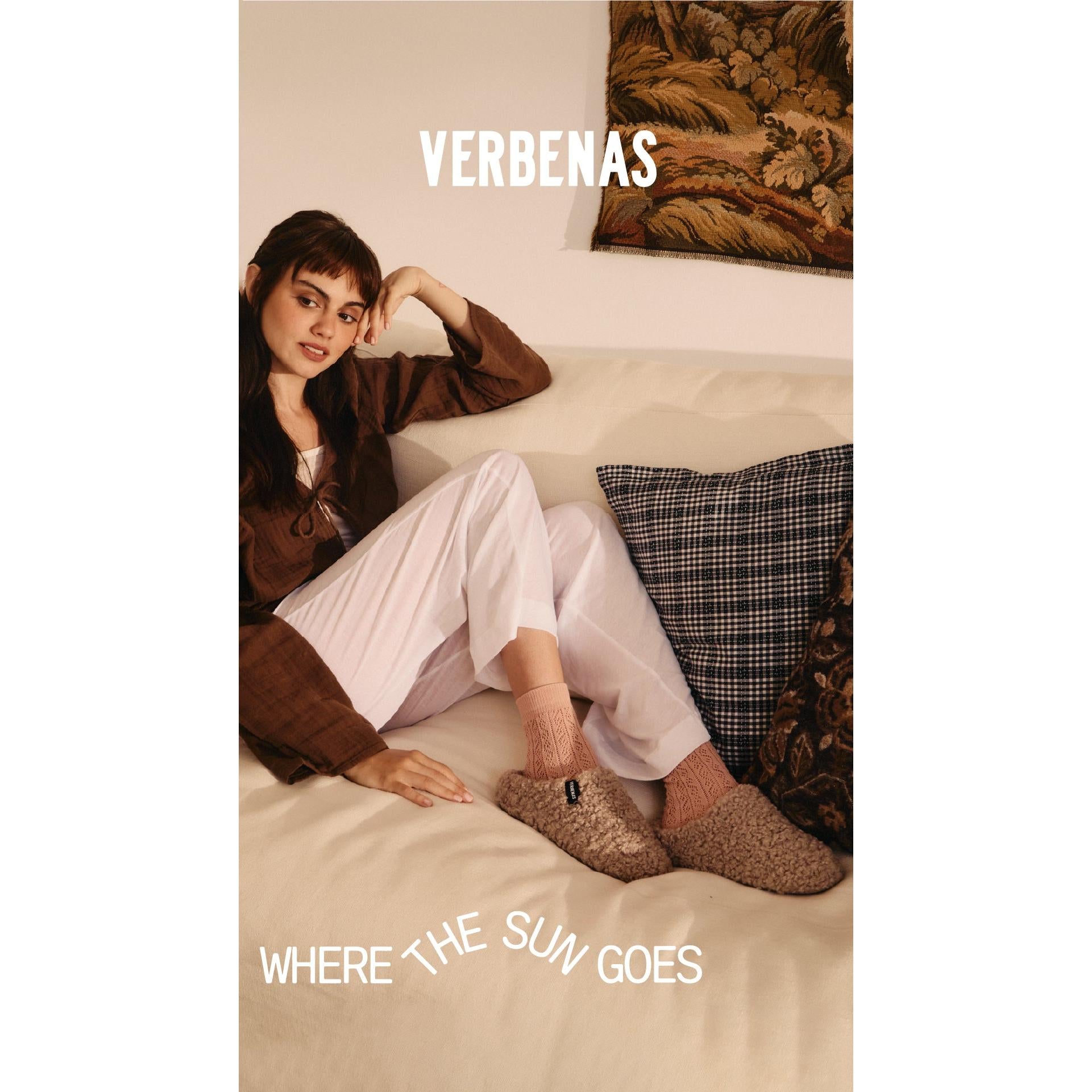 Verbenas Yoi Curly women's beige slippers in a relaxed indoor AW26 campaign scene.