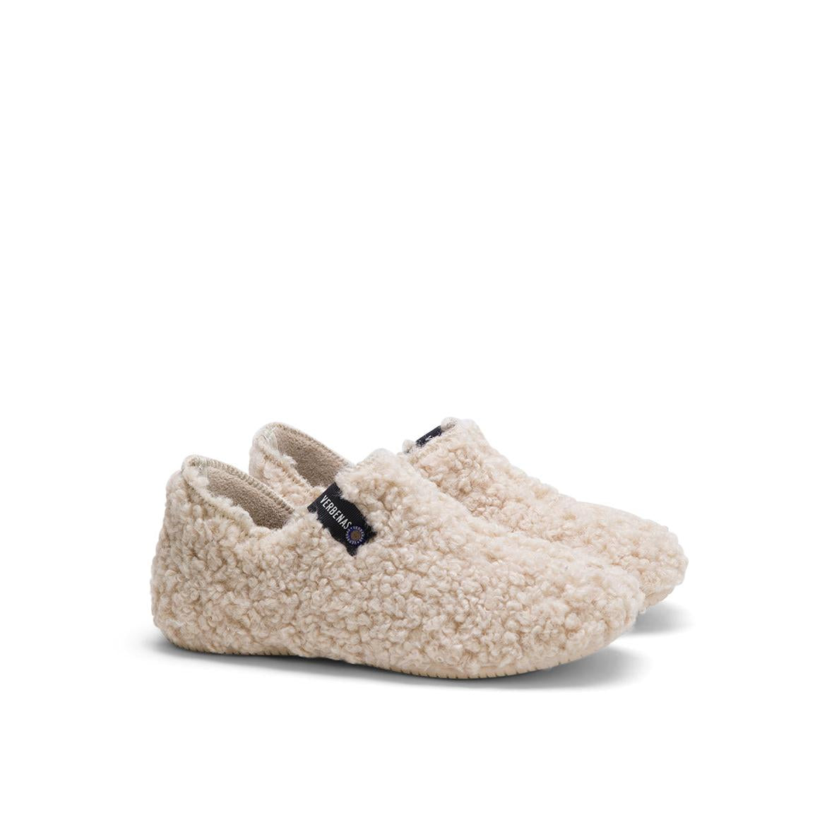 Verbenas Yoi Curly women's Beige Slippers, pair view.