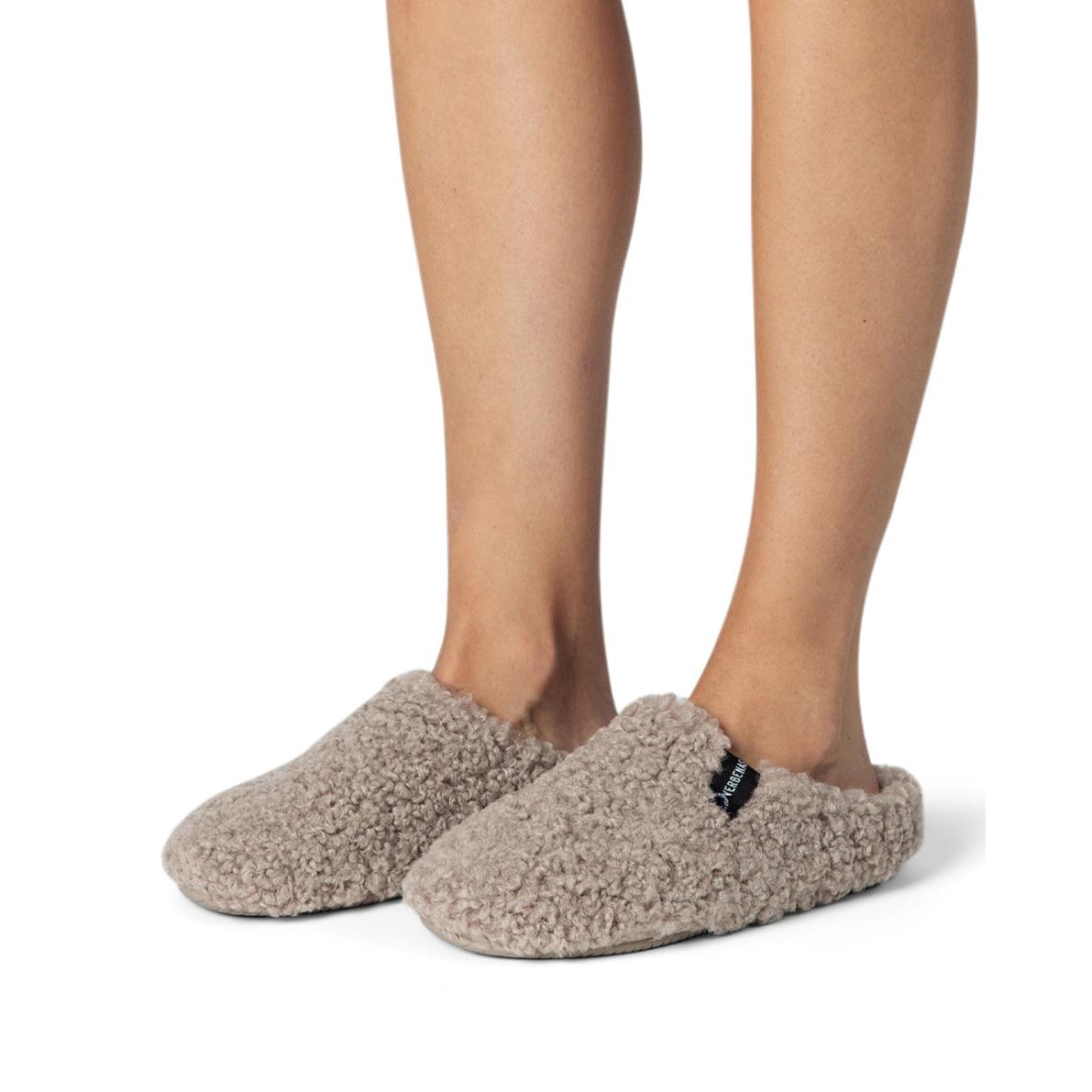 Verbenas York Curly women's Camel Slippers, worn on foot.
