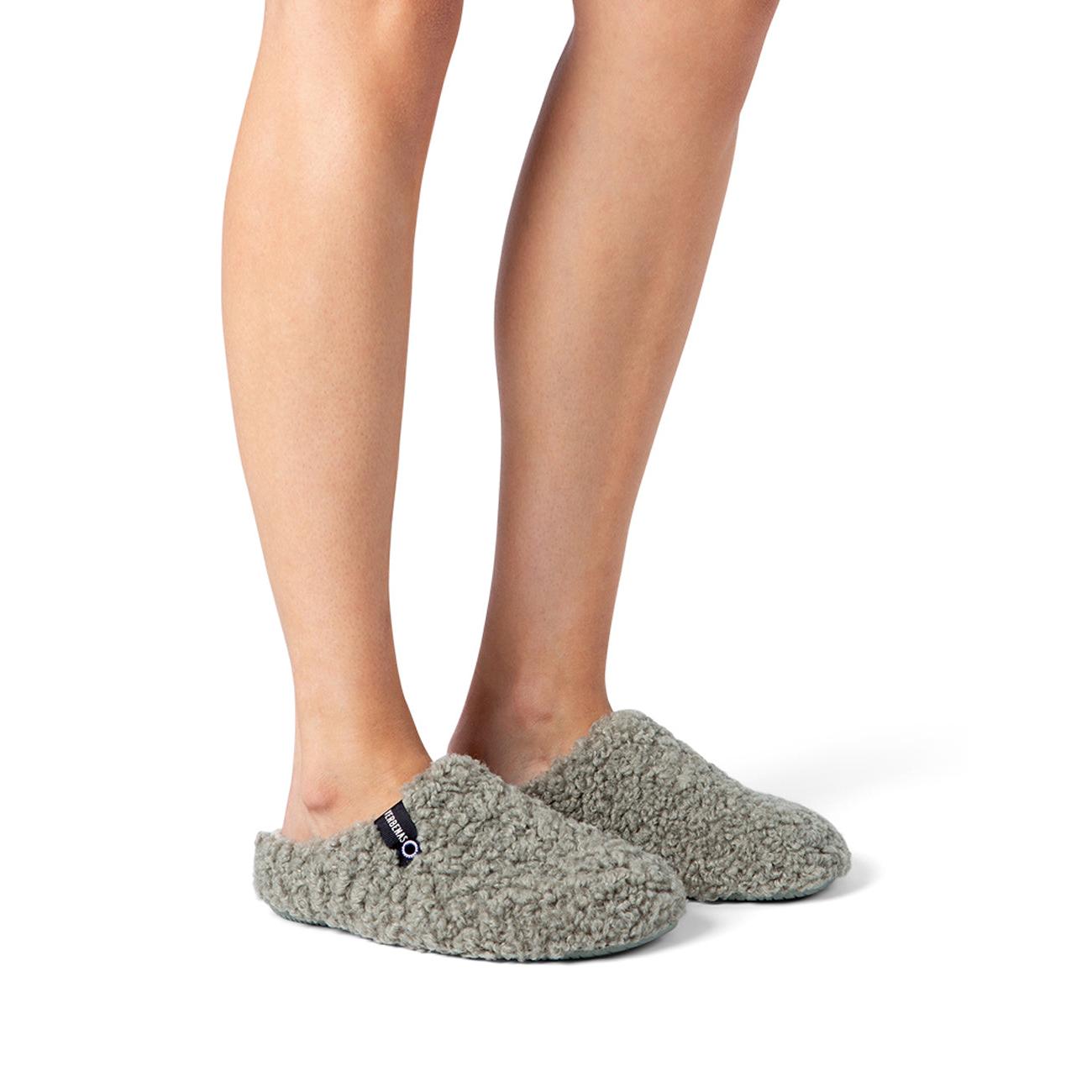 Verbenas York Curly women's Green Slippers, worn on foot.
